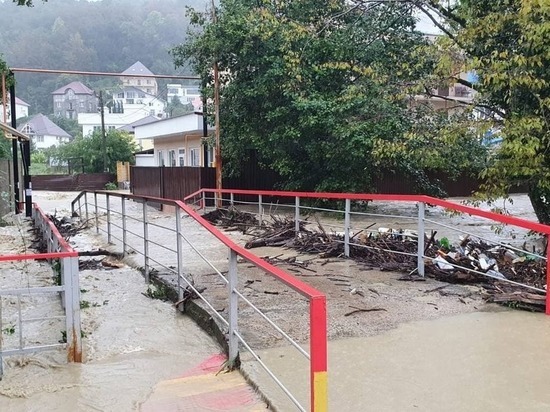 В Сочи вода затопила участок федеральной трассы в районе посёлка Вардане
