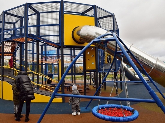 Сразу 4 детские площадки построили в Губкинском