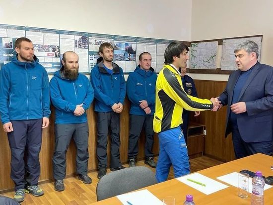 Глава КБР пожал руки спасателям операции на Эльбрусе