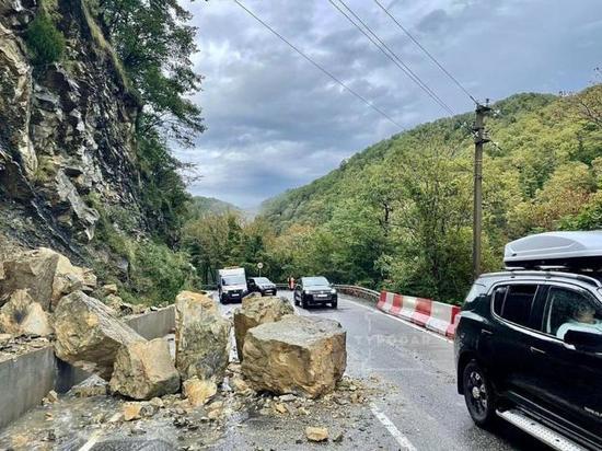 Участок трассы «Джубга-Сочи» перекрыли из-за камнепада