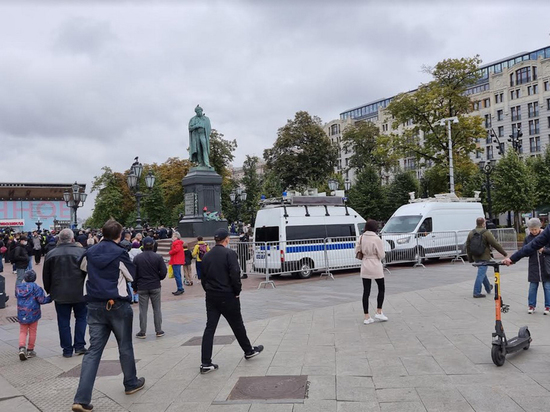 Полиция приехала на несанкционированную акцию КПРФ под песню "Дядя Вова, мы с тобой"