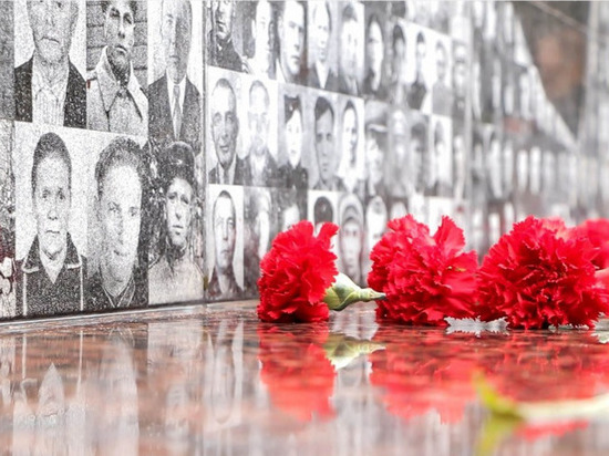 В Смоленске возложили цветы к Вечному огню