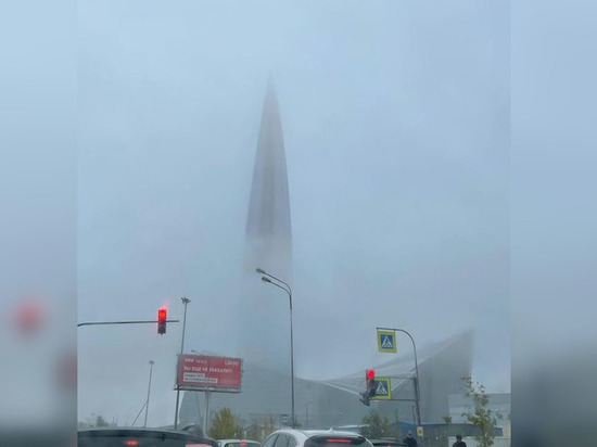 Башня «Лахта-Центра» спряталась в тумане