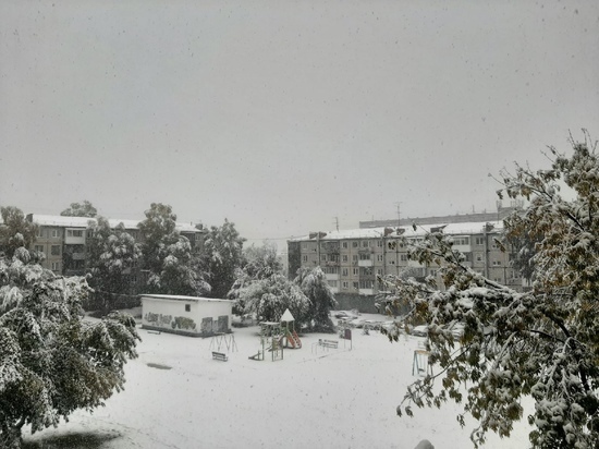 Воскресным утром Кемерово укрылся снегом
