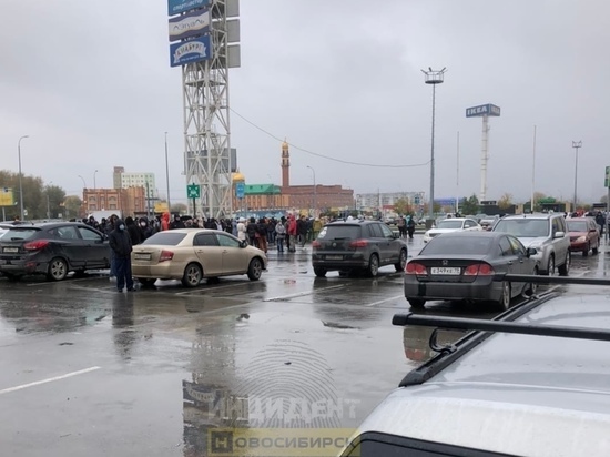 Посетителей и сотрудников "Меги" эвакуировали на улицу в Новосибирске