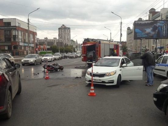 В соцсети вышло видео тяжёлой аварии с мотоциклистом на улице Жукова