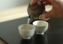 Глава отдела по коммуникациям в сфере оздоровления компании «Нестле Япония» Ёити Фукусима считает, что зеленый чай является не только прекрасным освежающим напитком, но и обладает свойствами, которые защищают человека от простуды и гриппа, продлевают молодость и даже снижают риск деменции и рака