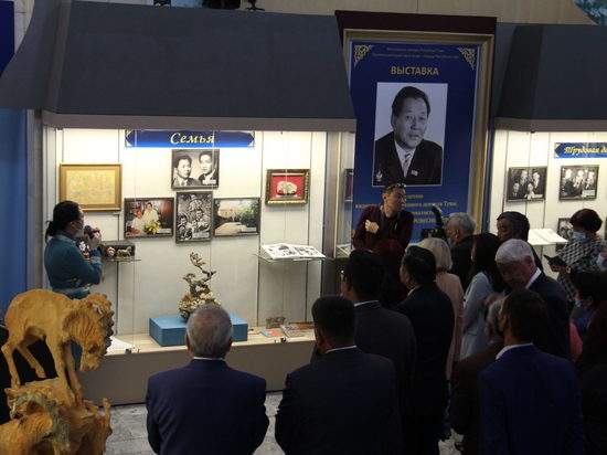 В Кызыле открылась выставка к 100-летию Кужугета Шойгу