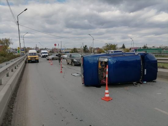 Два ребёнка пострадали при опрокидывании машины в Омске в Старом Кировске