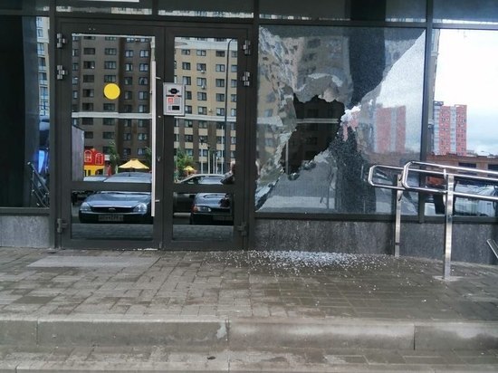 В Рязани нетрезвые мигранты разбили стекла в подъезде многоэтажки