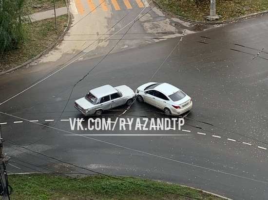 На улице Мервинской в Рязани столкнулись Hyundai и «семёрка»