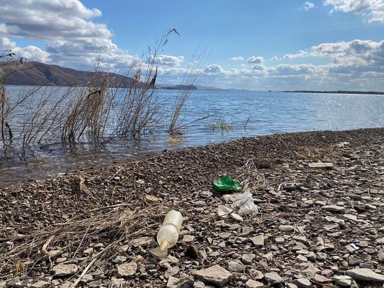 В Хакасии берег Енисея отчистили от пластика и стекла