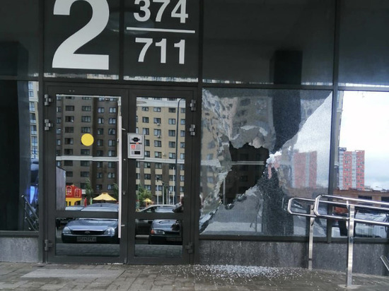 Полиция установила лиц, разбивших стекла в подъезде многоэтажки в Рязани
