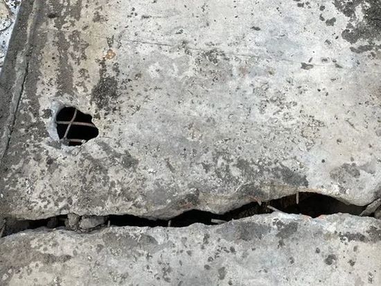 Ремонтники нашли на Фрунзенском мосту в Омске треснувшую плиту