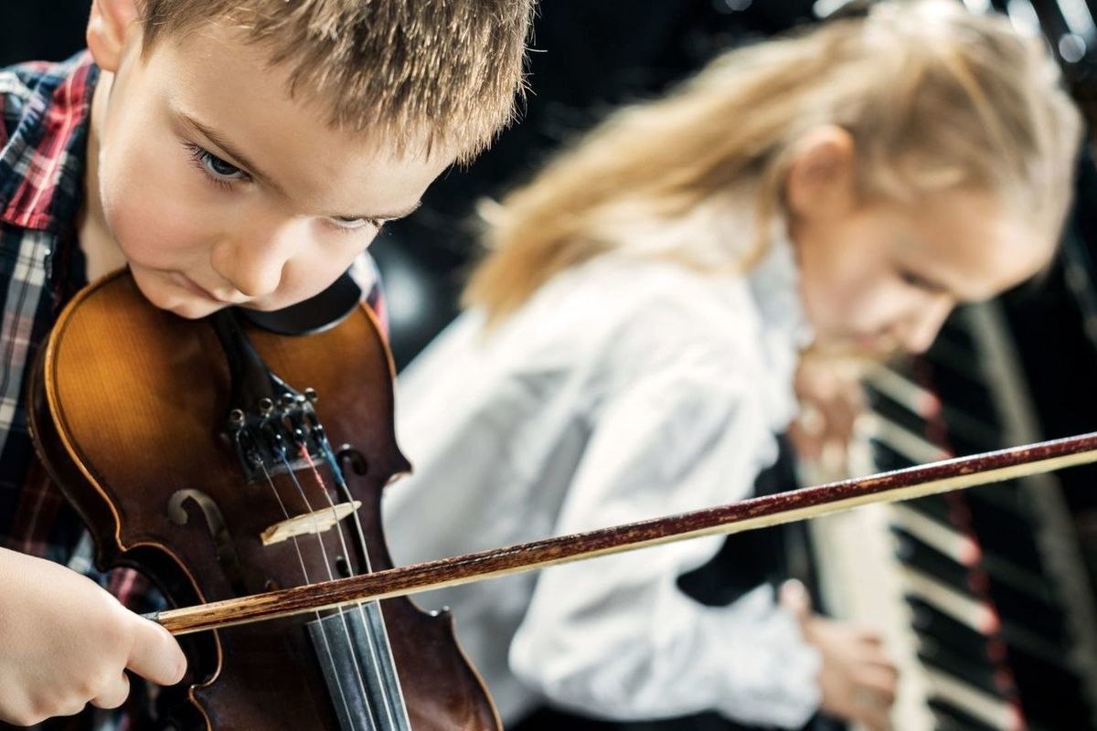 Открой видео музыки. Тру музыкант. Skripkachilar. A boy playing the Violin. Ginger boy Violin Player.