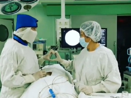 Сердечко вместо инструмента: врачи из Улан-Удэ пошутили за операционным столом