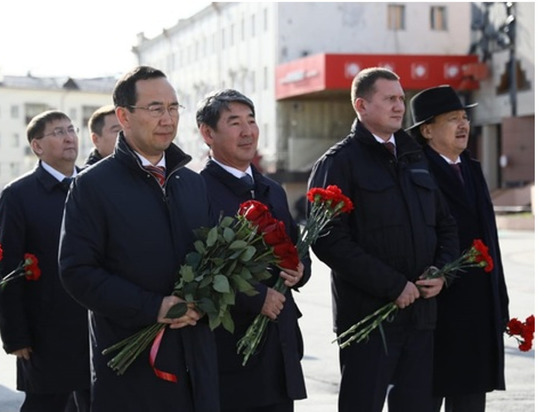 Глава Якутии принял участие в церемонии возложения цветов к памятнику Платона Ойунского