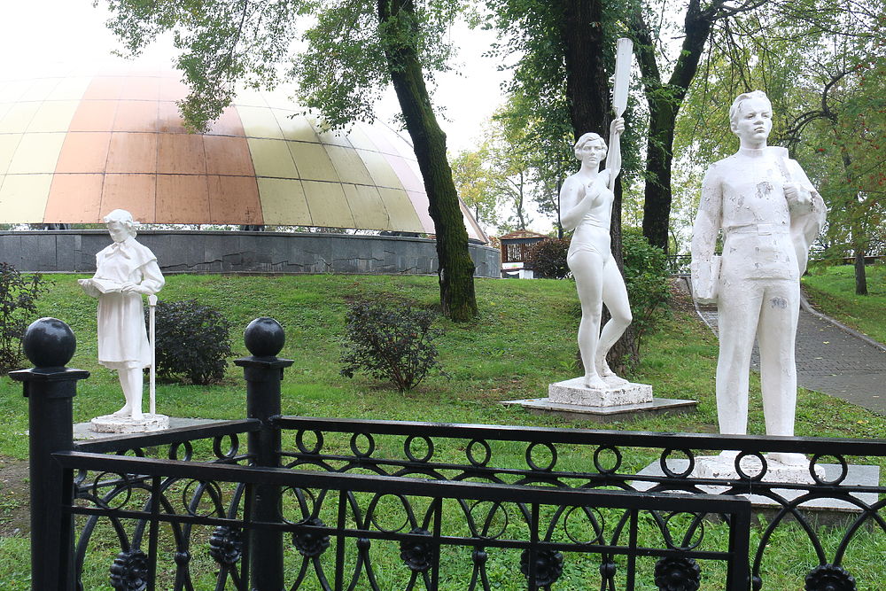 Аллея парковых скульптур в Хабаровске