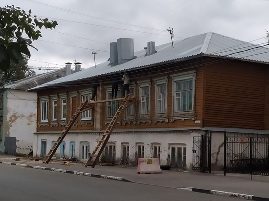 В центре Рязани рабочие повредили резной декор исторического здания