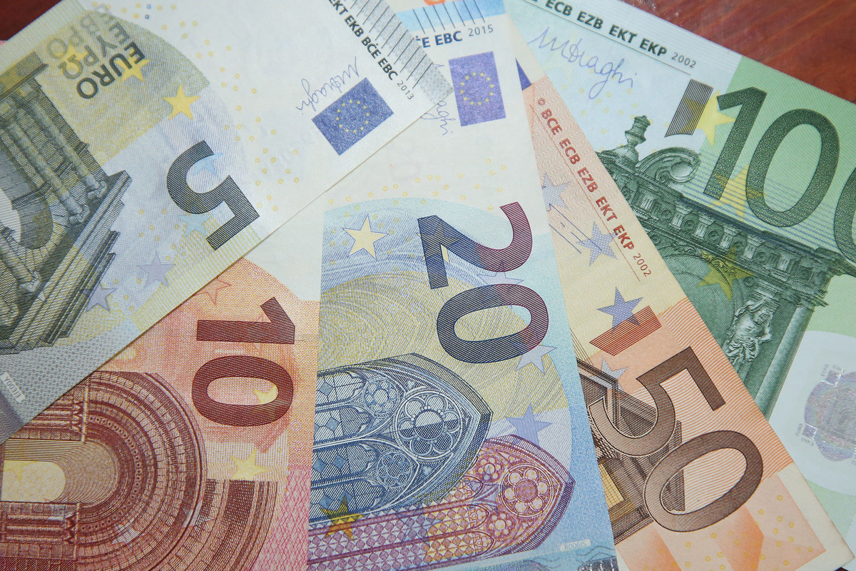 Почему евро в россии. Евро США. Купюры евро. Доллар и евро. Обновленные евро.