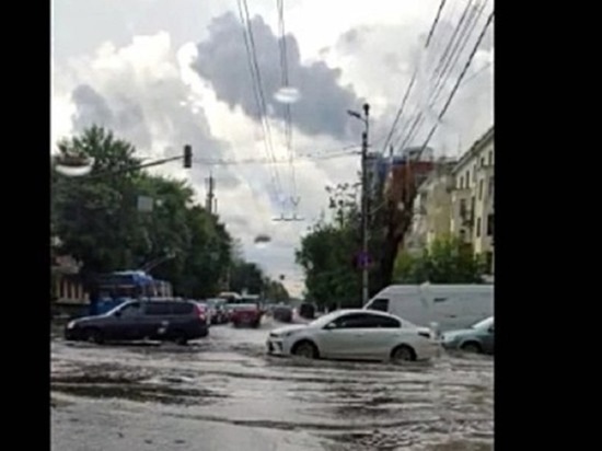 В Калуге начали откапывать ливневые решетки для устранения потопов