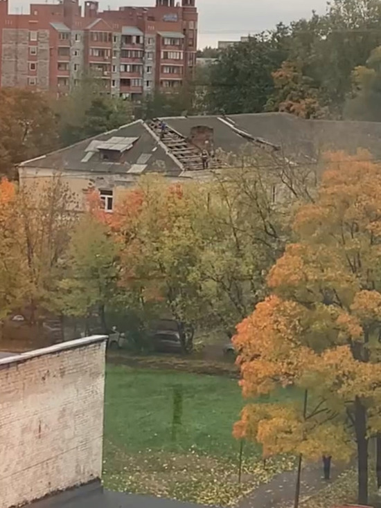 Без страховки на высоте: в Смоленске замечены бесстрашные кровельщики
