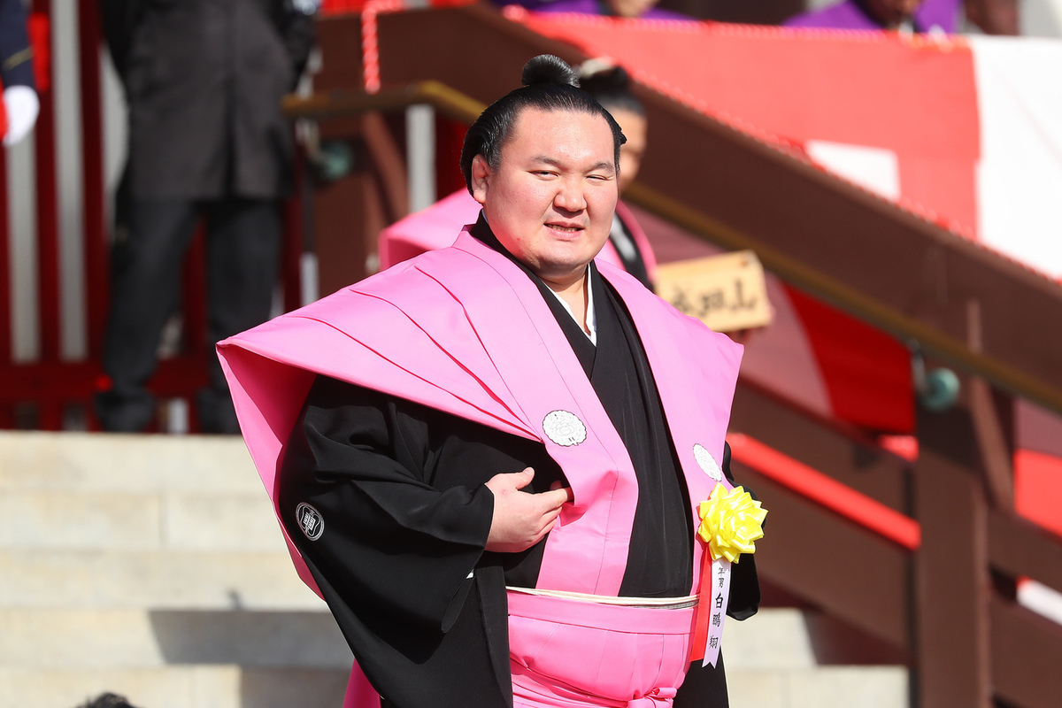 Самый титулованный сумоист Хакухо завершил карьеру
