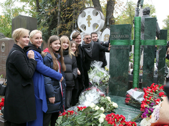 Семья артиста почти в полном составе пришла на Новодевичье кладбище