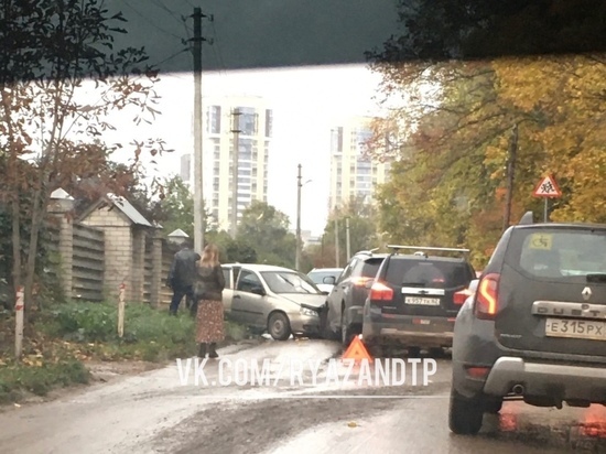 На улице Серёжина гора в Рязани столкнулись Lada и Chevrolet