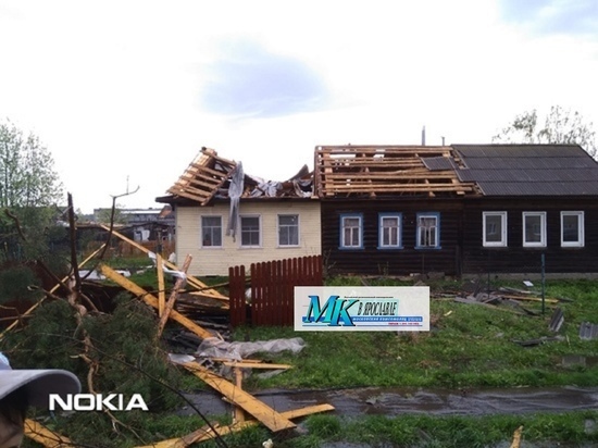 В Любиме наконец-то починили крыши домов, пострадавших в мае от урагана