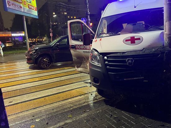 В ДТП с участием скорой помощи в Рязани пострадали два человека