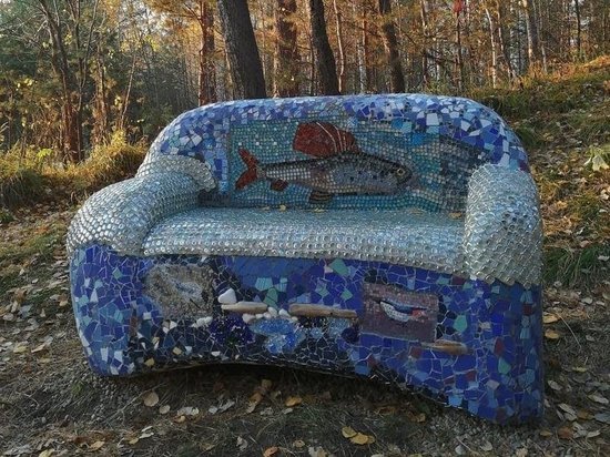 В лесу на Байкальском тракте появился мозаичный диван, сделанный из битой посуды