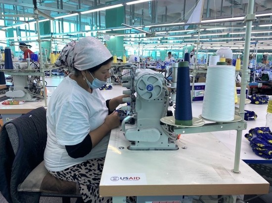 В Баткенской области заработала крупнейшая фабрика по производству одежды
