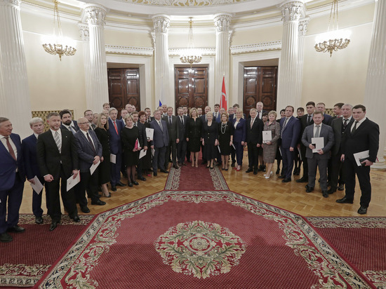 Избранным депутатам Законодательного собрания Петербурга вручили удостоверения