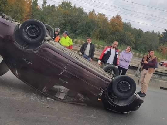 LADA Granta перевернулась на крышу на Лесном проспекте Петрозаводска