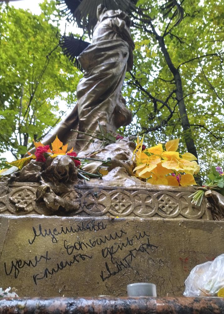 Памятник Соньке Золотой Ручке Фото