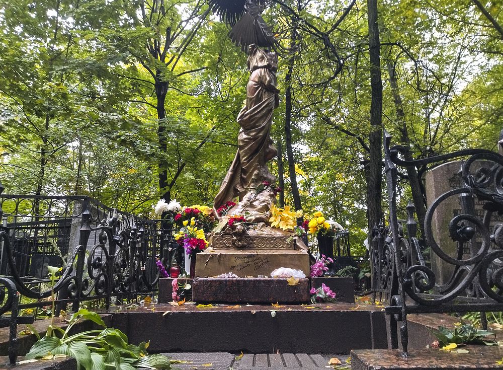 Памятник Соньке Золотой Ручке люди сделали культовым: "Соня, милая, помоги!"