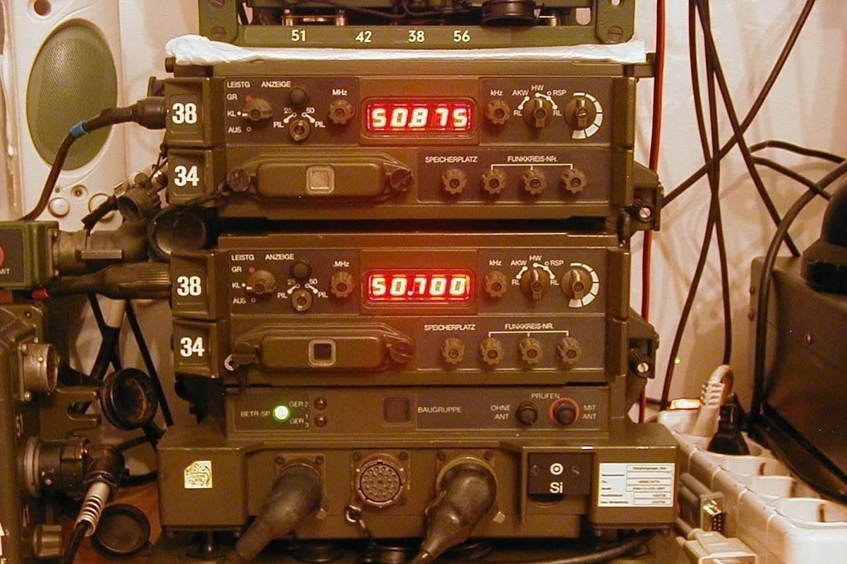 Радиостанция 90. Радиостанция цифровая sem 80/90. Радиостанция Бундесвера. Радиостанция цифровая trackelectronics. Военная аналоговая радиостанция.