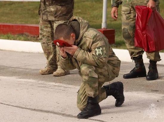 В Кузбассе двое военнослужащих спецназа Росгвардии удостоились права носить краповый берет