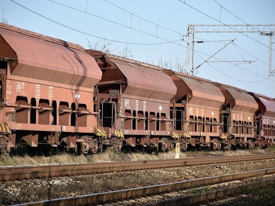 В новокузнецком депо вспыхнули железнодорожные вагоны