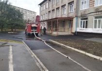 В Барнауле учеников школы №56 на улице Маяковского эвакуировали из-за замыкания проводки
