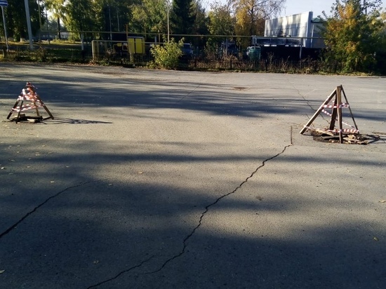Власти отреагировали на ситуацию с открытыми канализационными колодцами на кемеровской стоянке