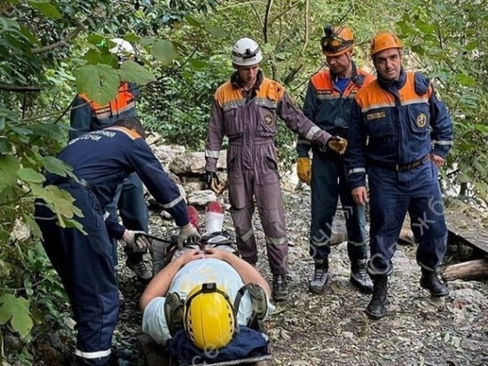 Спасатели в Сочи вынесли из леса мужчину с сломанной ногой