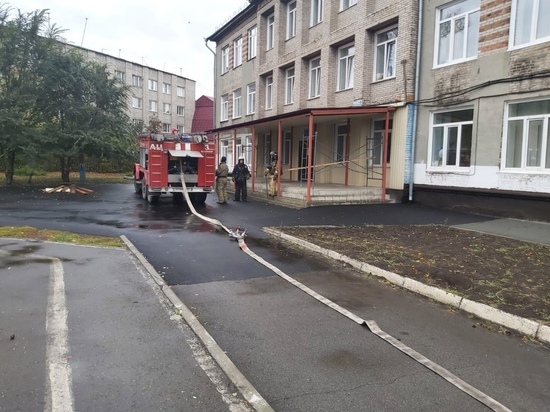 Учеников барнаульской школы эвакуировали из-за замыкания проводки