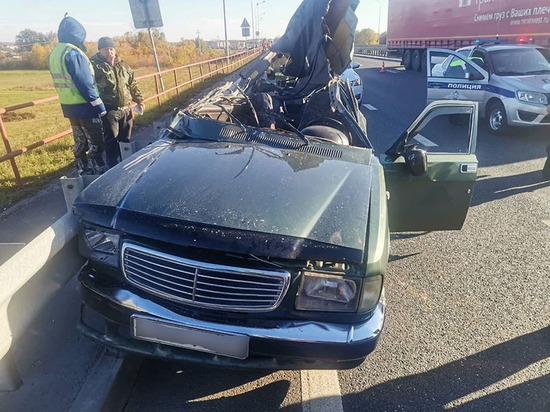 Водитель «Волги» протаранил автомобиль дорожников в Чувашии