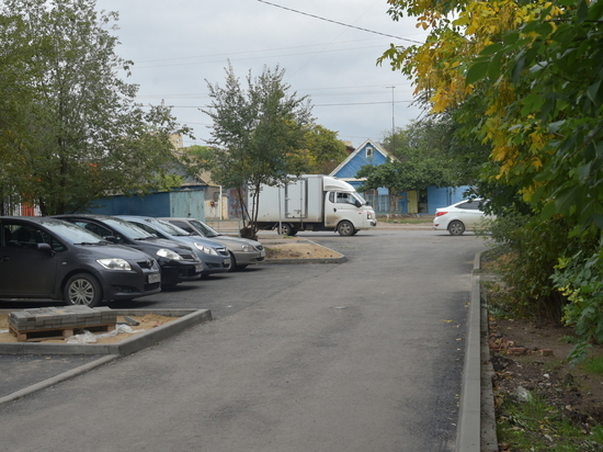 В Астрахани во дворах обновляют пешеходные дорожки