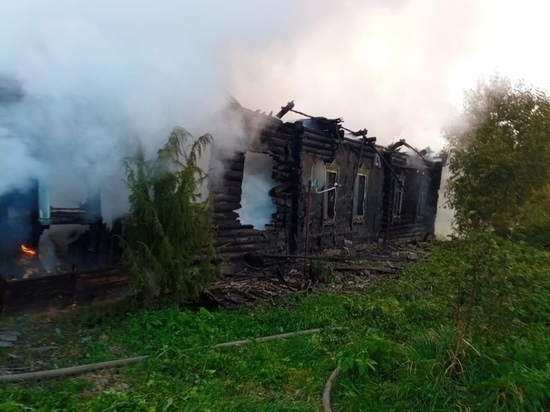 Рано утром в Смоленской области во время пожара пострадал житель дома