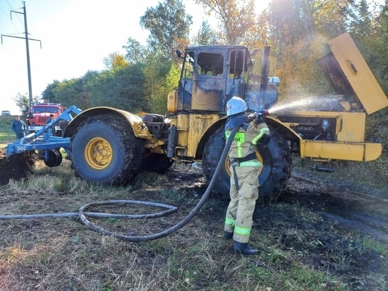 В Курской области сгорел трактор «Кировец»