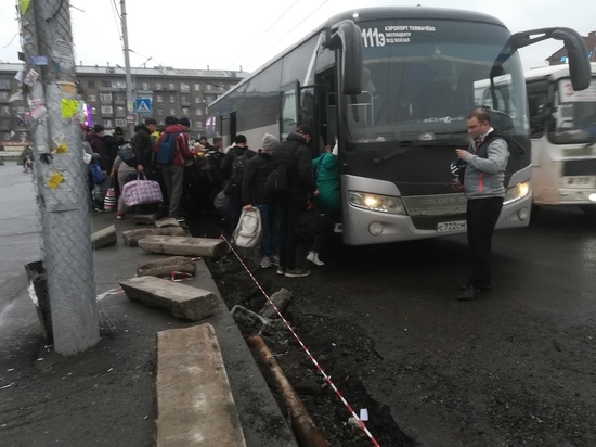 «Убиться можно»: пассажиры перепрыгивают ров с камнями, чтобы сесть в автобусы в центре Новосибирска