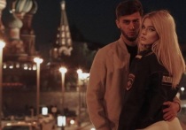 Блогер Руслан Бобиев был задержан после выходки в центре Москвы: он выложил в Instagram фото, как его девушка в куртке с надписью «полиция» имитирует с ним секс, и все это действо происходит на фоне храма Василия Блаженного на Красной площади